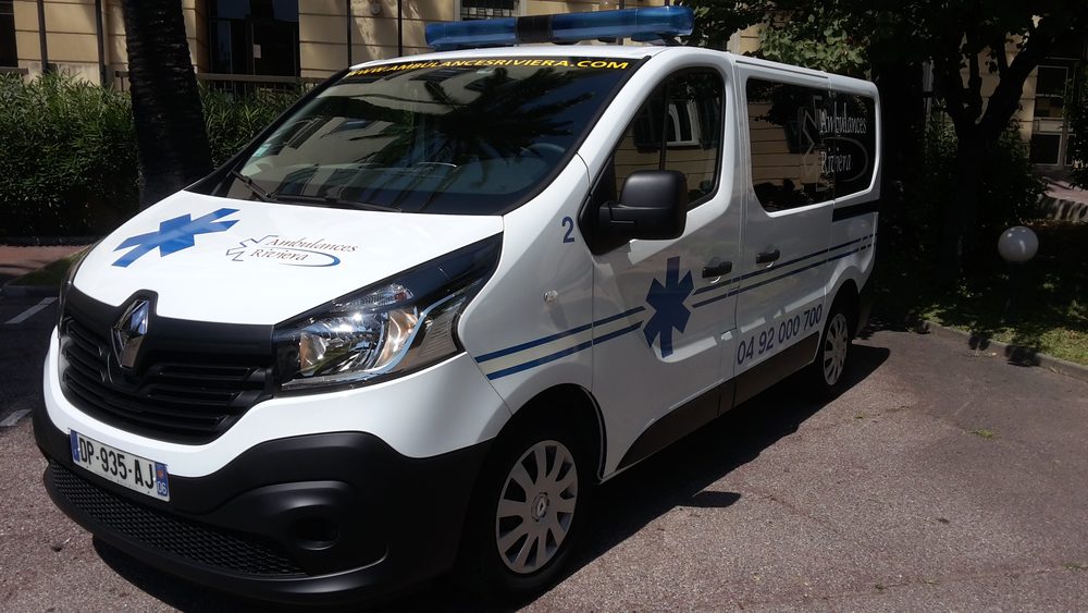 Ambulance Renault Trafic des Ambulances Riviera, équipée pour le transport sanitaire à Nice